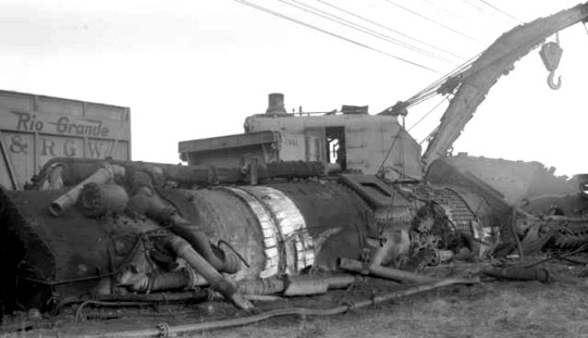 Kotel po explozi lokomotivy, odhozený mimo trať