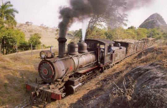 Baldwinova lokomitiva na Kubě v čele vlečkového vlaku