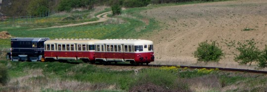 435.003 Hektor se dva přívěsnými vozy Balm jede zpět k Benešovu. Foto Jiří Mezera.